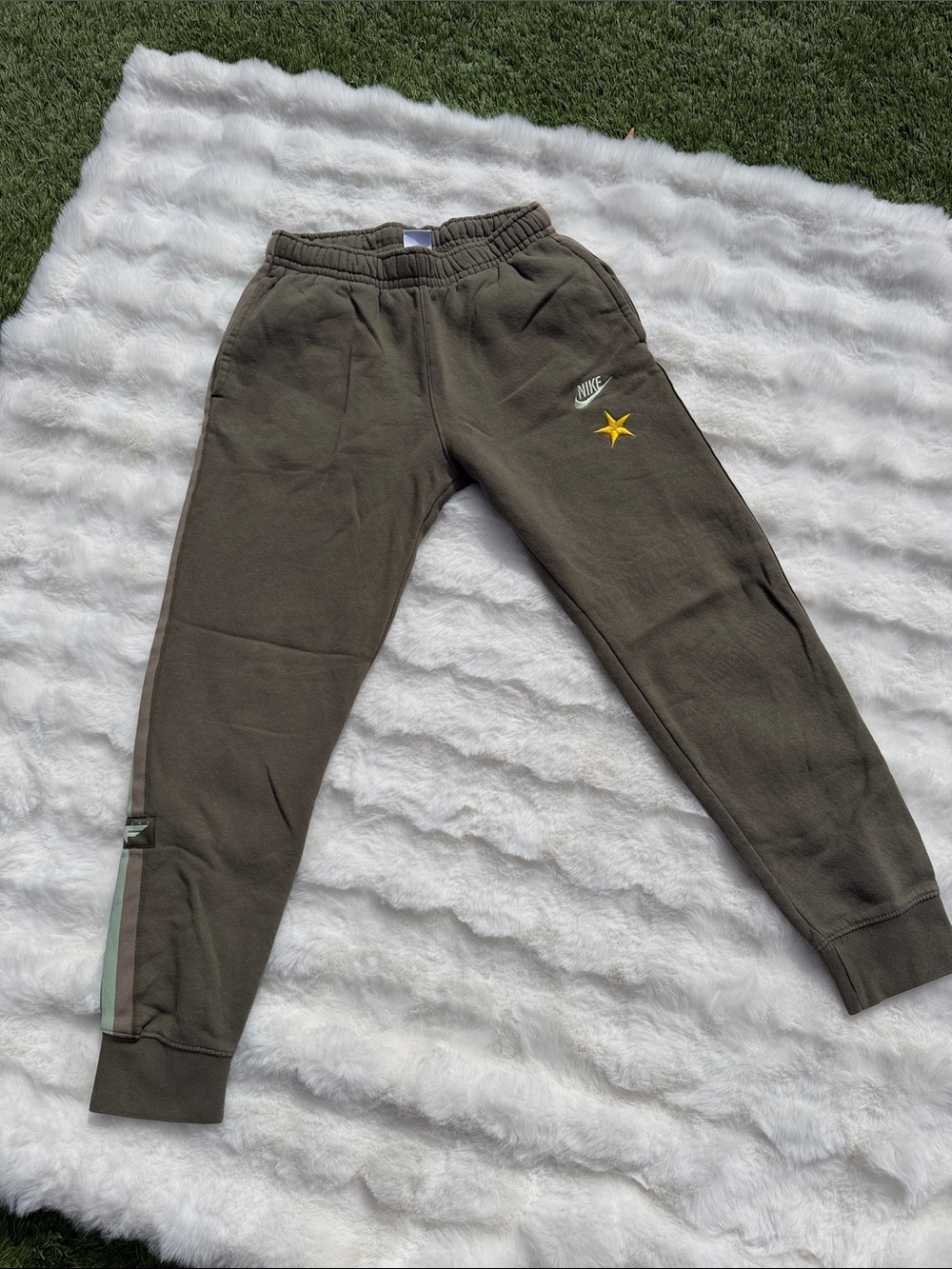 Nike stories Flight olive green sweatpant joggers small